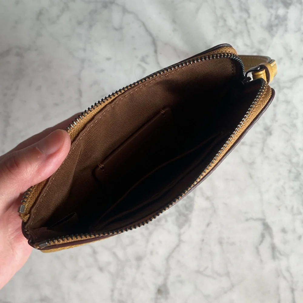 Coach x Peanuts Wristlet with Snoopy Present Motif - Picture 4 of 8